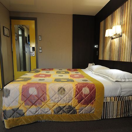Hotel Du Vieux Saule Paris Ngoại thất bức ảnh